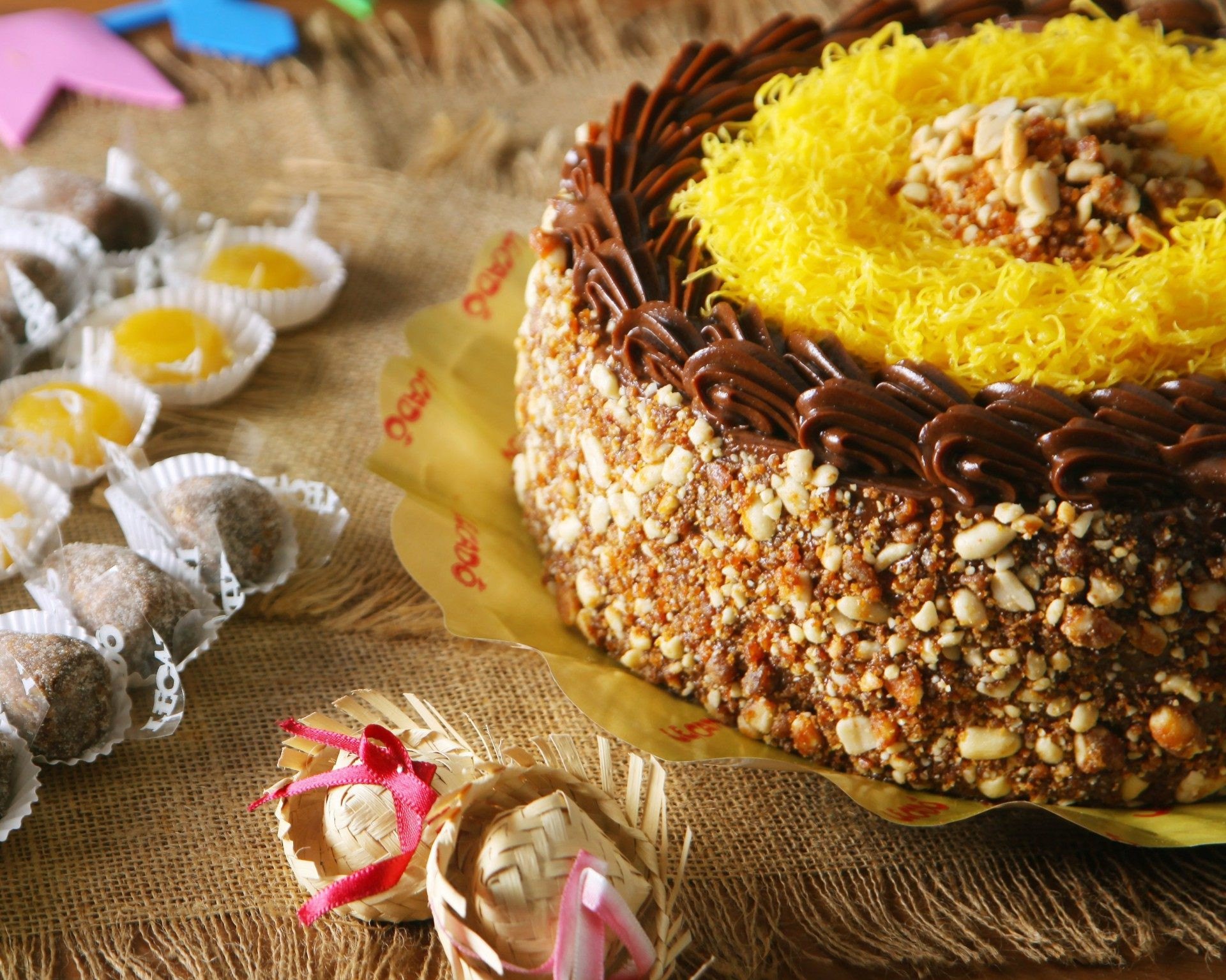 Lecadô tem kit junino com torta de brigadeiro com pé de moleque, quindim e bolinho de aipim - Divulgação