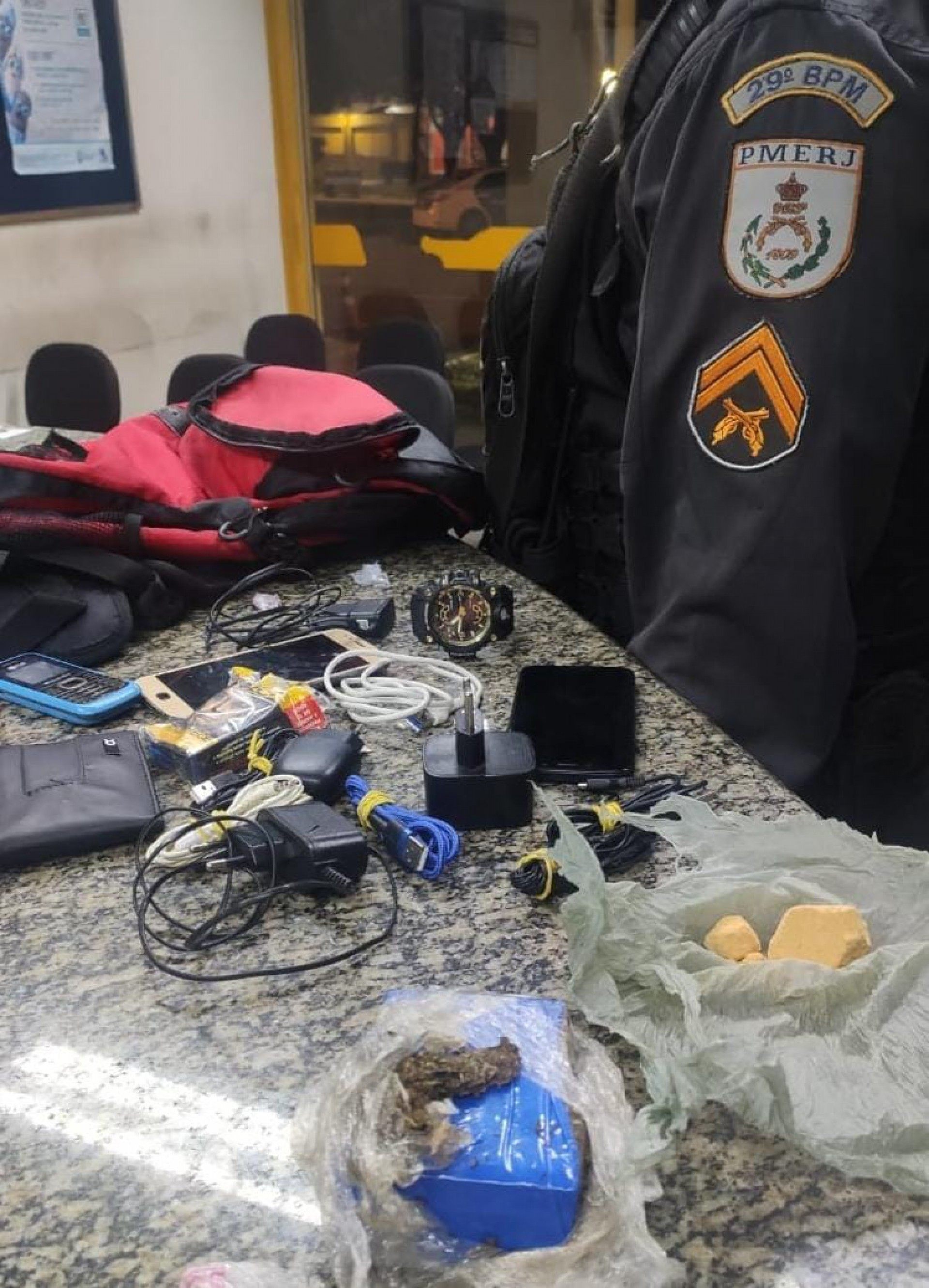 Jovem &eacute; preso por tr&aacute;fico de drogas durante a&ccedil;&atilde;o do 29&deg; BPM 