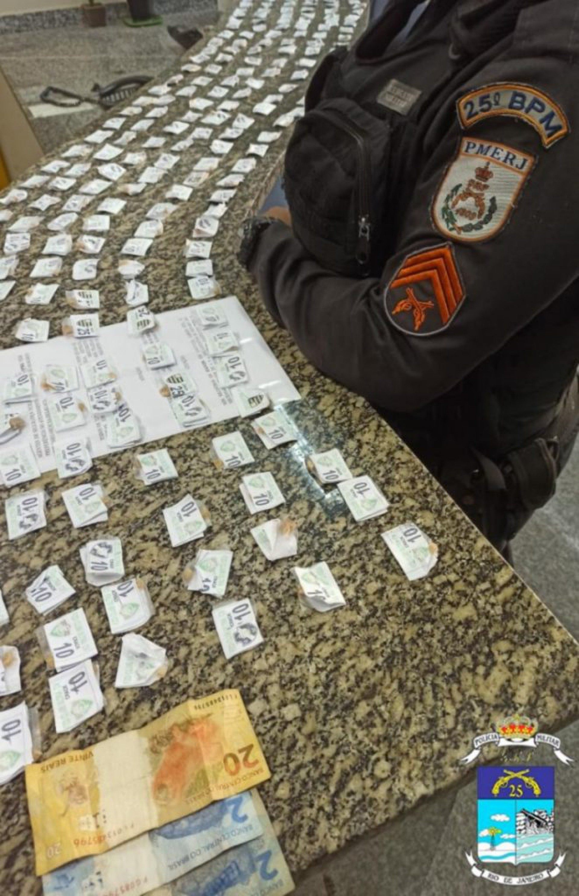 Mulher &eacute; presa por tr&aacute;fico de drogas em Araruama