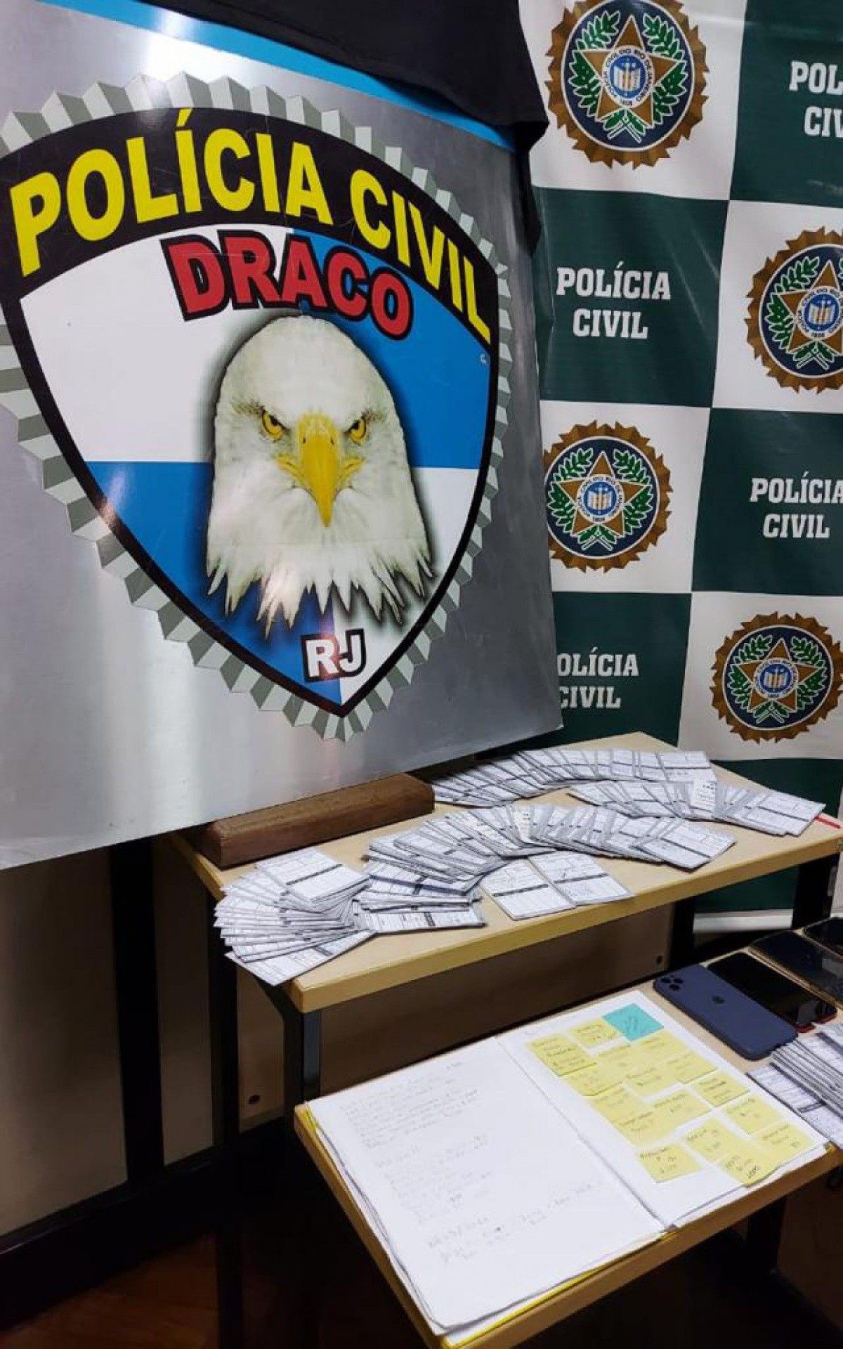 Os policiais apreenderam centenas de fichas de prestação de contas - Divulgação 