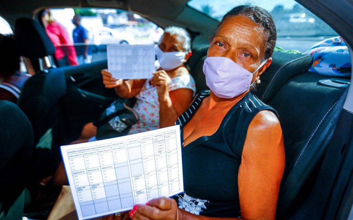 O munic&iacute;pio montou um drive thru para facilitar a vacina&ccedil;&atilde;o