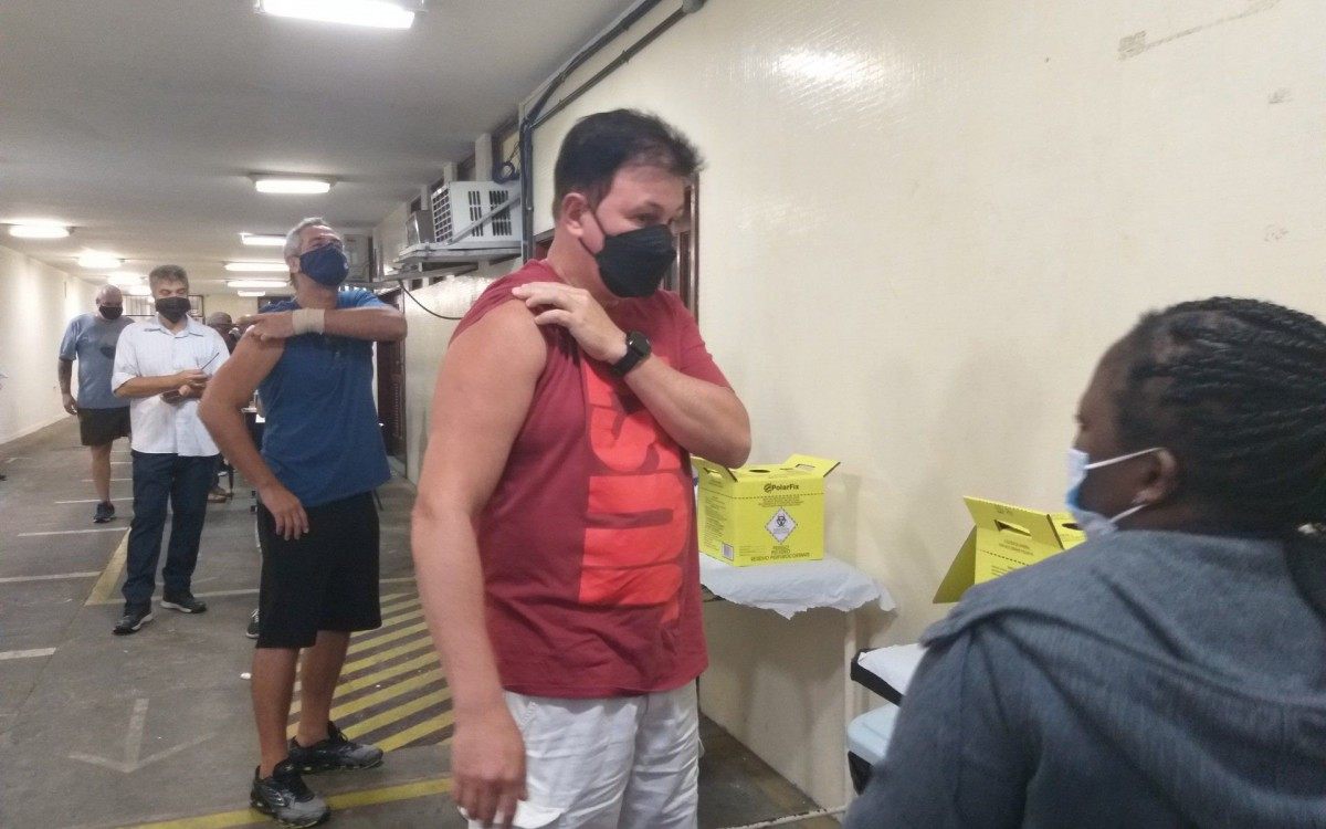 Pessoas são imunizadas contra a covid-19 no Centro Municipal de Saúde Heitor Beltrão, na Tijuca 