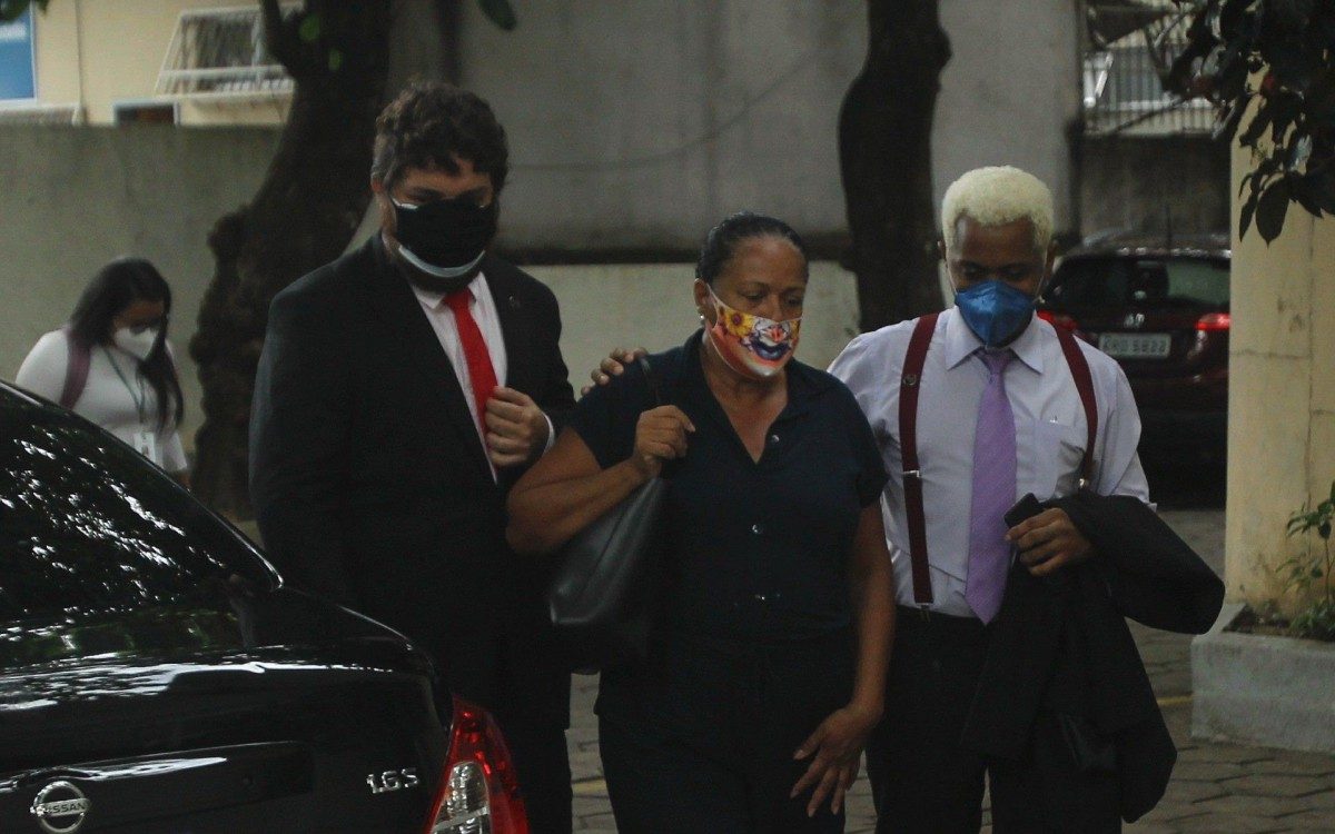 Fam&iacute;lia da jovem Kathlen Romeo chega para ser ouvida na DH Capital, na Barra da Tijuca. Na foto, a av&oacute;, Sayonara F&aacute;tima.