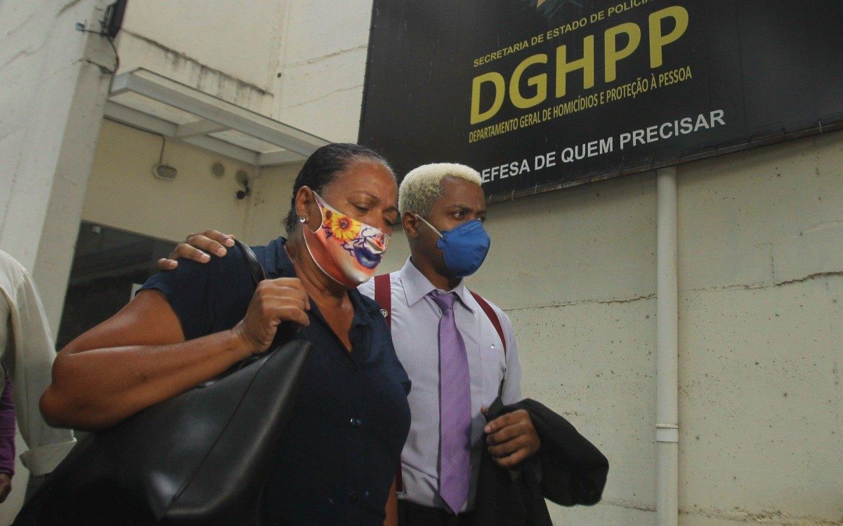 Fam&iacute;lia da jovem Kathlen Romeo chega para ser ouvida na DH Capital, na Barra da Tijuca. Na foto, a av&oacute;, Sayonara F&aacute;tima.