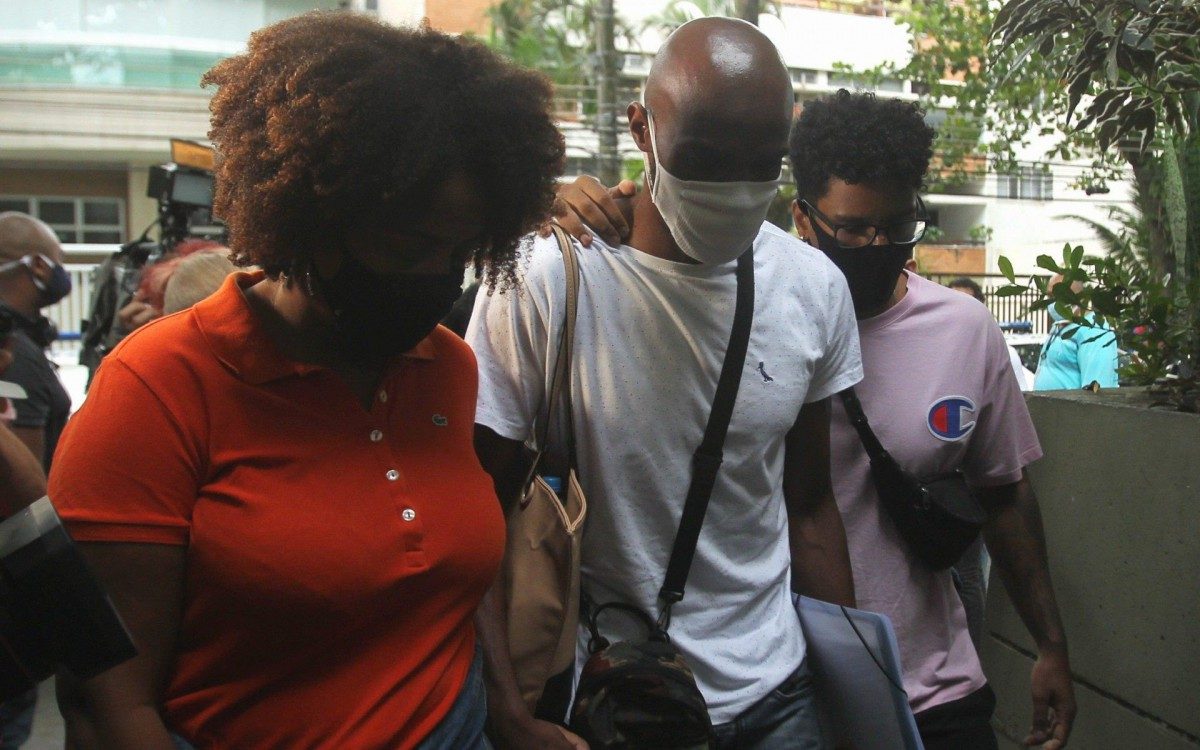 Fam&iacute;lia da jovem Kathlen Romeo chega para ser ouvida na DH Capital, na Barra da Tijuca. Na foto, o pai (camisa branca), Luciano Gon&ccedil;alves, a m&atilde;e, Jacklline Oliveira e o namorado da jovem, Marcelo Ramos.