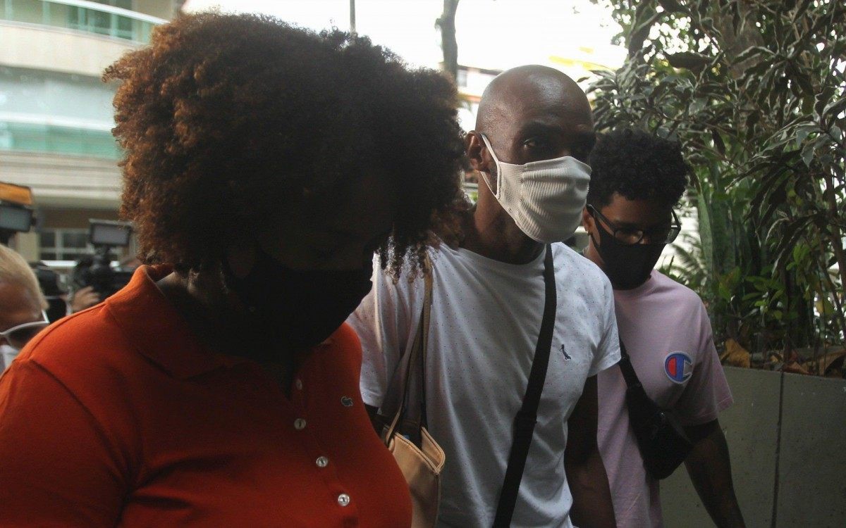 Fam&iacute;lia da jovem Kathlen Romeo chega para ser ouvida na DH Capital, na Barra da Tijuca. Na foto, o pai (camisa branca), Luciano Gon&ccedil;alves, a m&atilde;e, Jacklline Oliveira e o namorado da jovem, Marcelo Ramos.