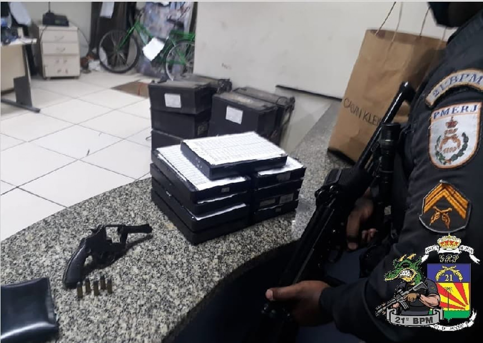 Dupla é presa após roubar joalheria no Shopping Grande Rio, em Meriti