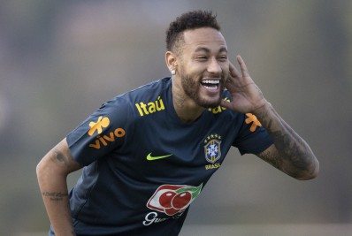 Mais perto de recorde, Neymar recebe elogios de Pelé