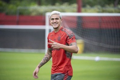 Ex-jogador que entrou na Justiça contra o Flamengo dispara após lesão de Pedro: 'Novamente põe em risco um atleta'