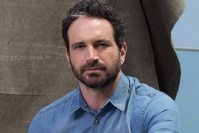 Caco Ciocler tem supostos nudes vazados e encanta fãs: 'Gostosão'