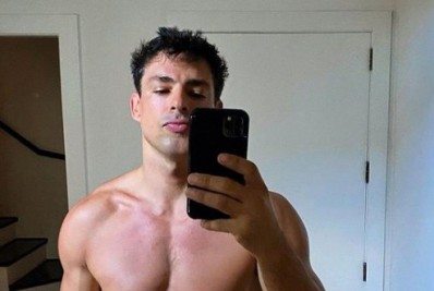 Uau! Cauã Reymond exibe tanquinho em clique sem camisa
