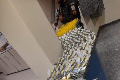 Santo Antônio de Pádua: Dupla tenta se desfazer de mochila com droga, mas é presa por tráfico 