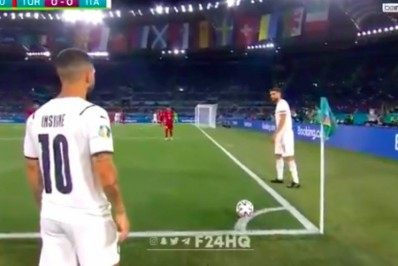 Bizarro! Arbitragem marca impedimento de jogador da Itália em cobrança de escanteio; assista!