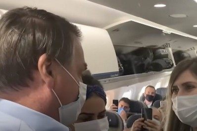 Vídeo: Bolsonaro entra em avião e diz que quem estava gritando 'Fora Bolsonaro' deveria 'ir de jegue'