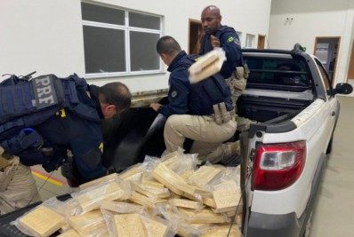 PRF apreende mais de 100 quilos de pasta base de cocaína, em Guapimirim