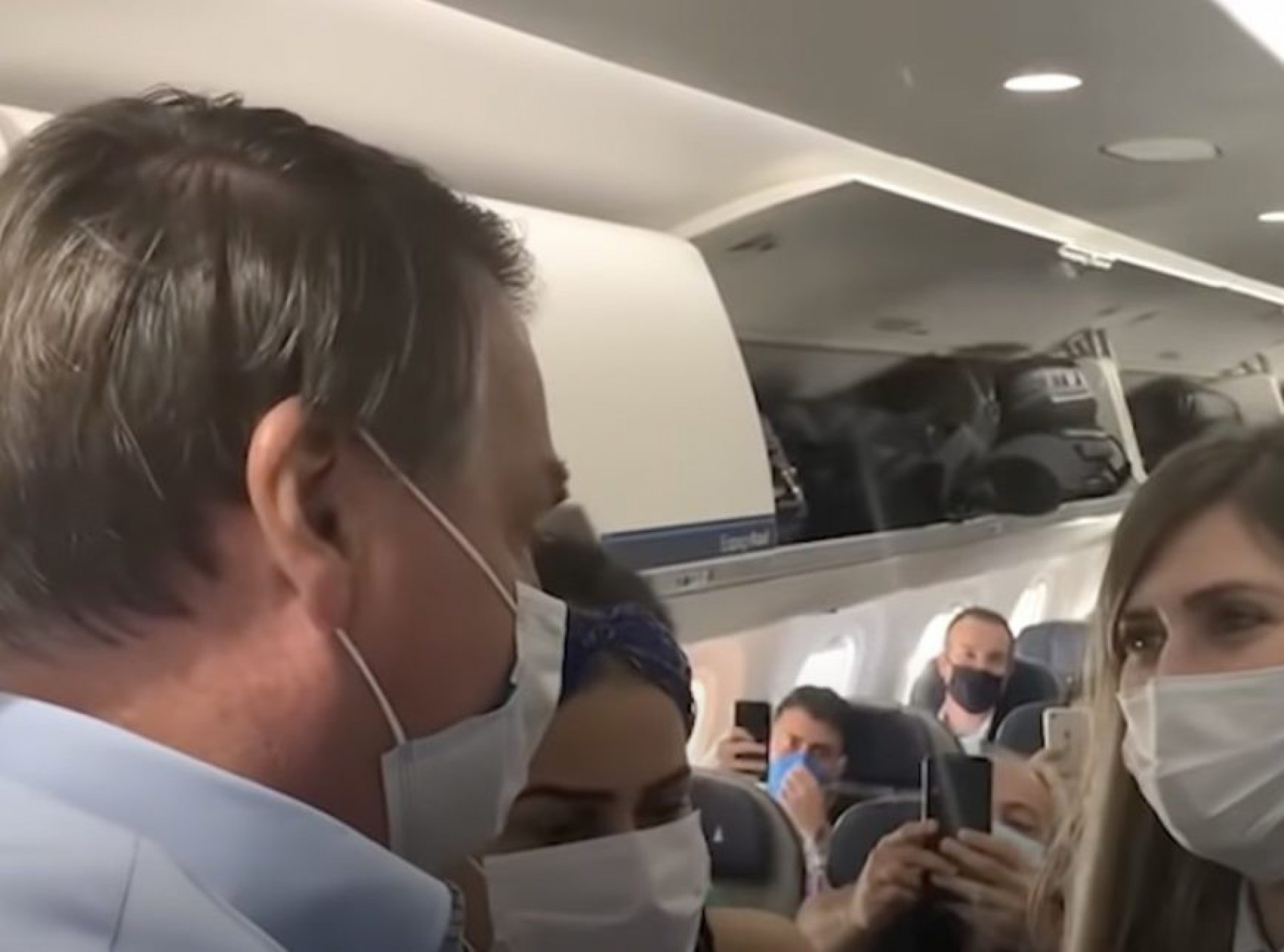 Vídeo: Bolsonaro entra em avião e diz que quem estava gritando 'Fora Bolsonaro' deveria 'ir de jegue'