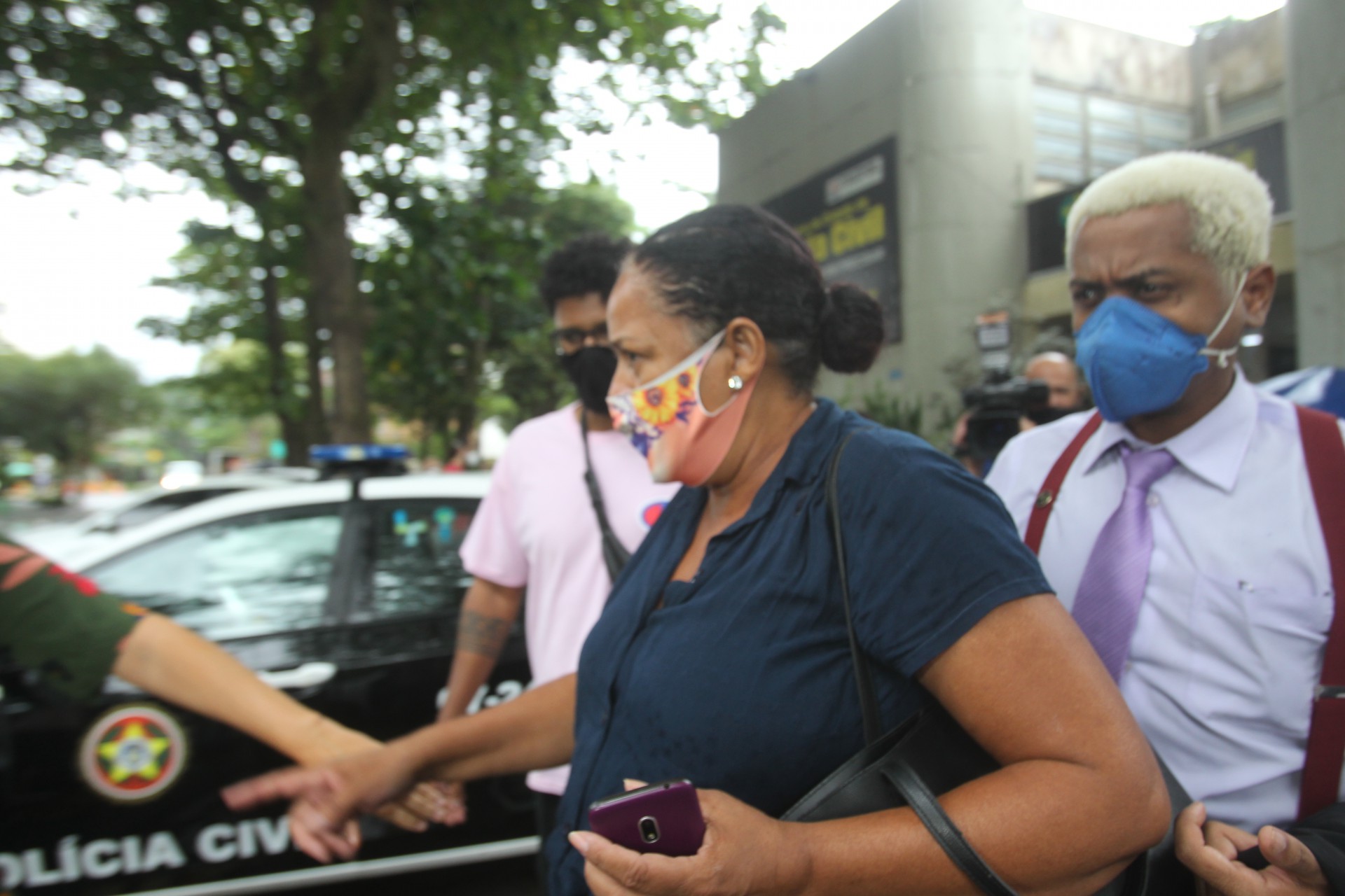 Família da jovem Kathlen Romeo após o depoimento na DH Capital, na Barra da Tijuca. Na foto, a avó, Sayonara Fátima. - Estefan Radovicz / Agencia O Dia