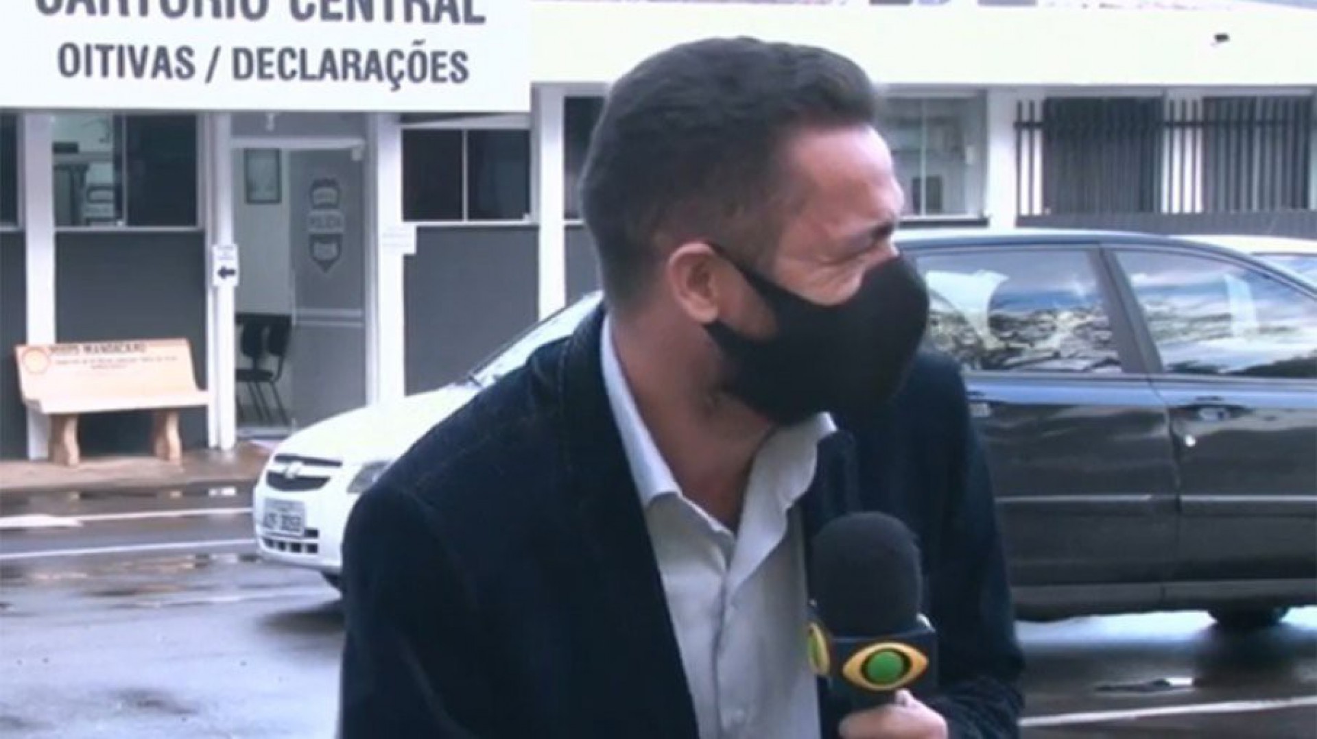 Repórter da Band tem crise de riso ao dar notícia de galo detido; assista!