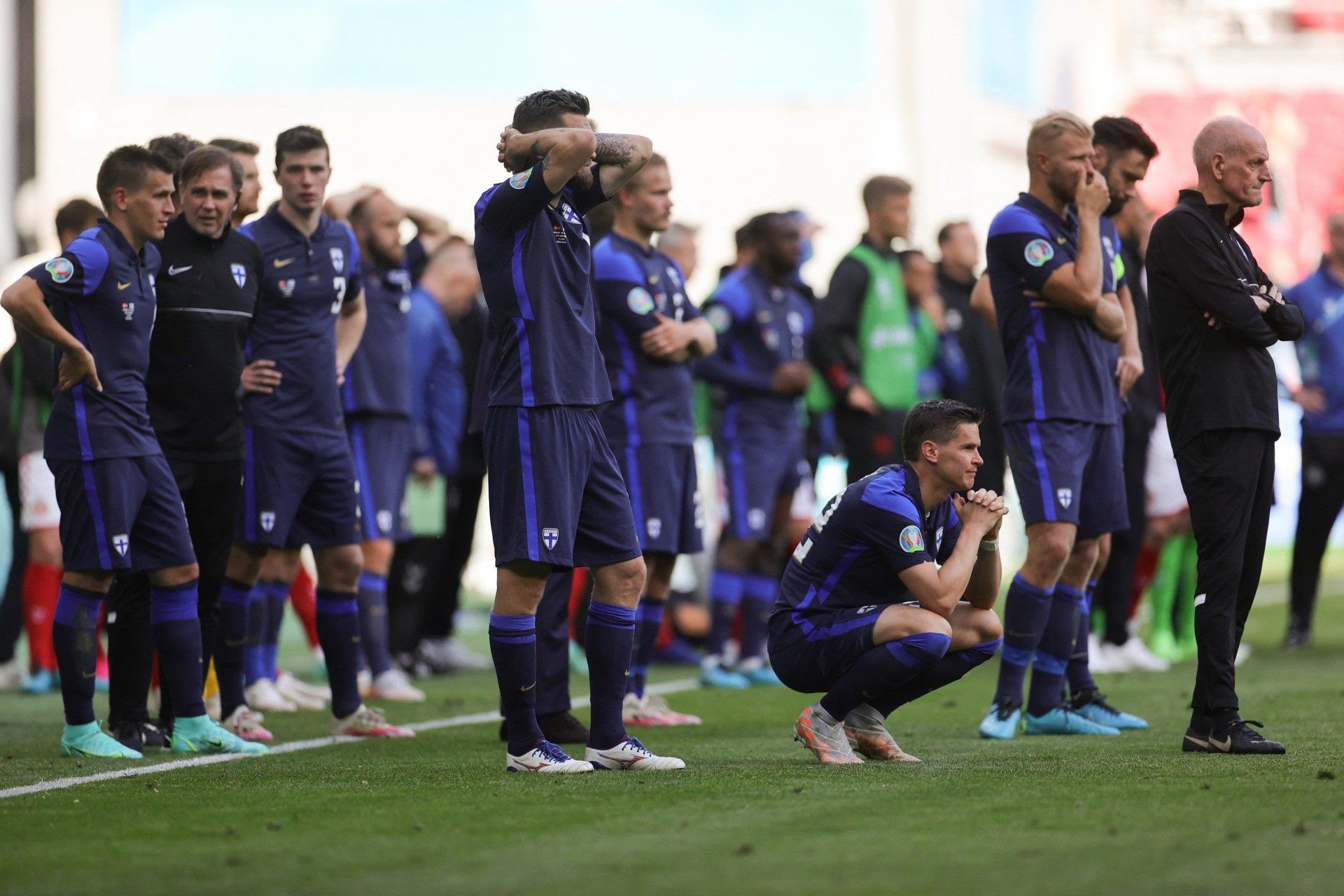 Jogadores da finlândia preocupados enquanto Eriksen é atendido no campo - AFP