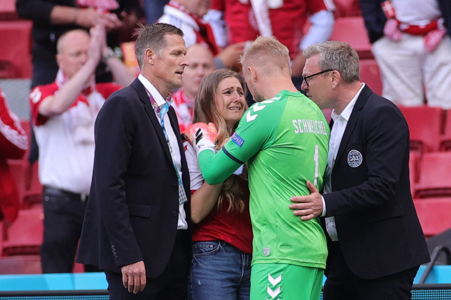 Goleiro Schmeichel (2ndR) conforta a esporta de Eriksen, Sabrina Kvist Jensen - AFP