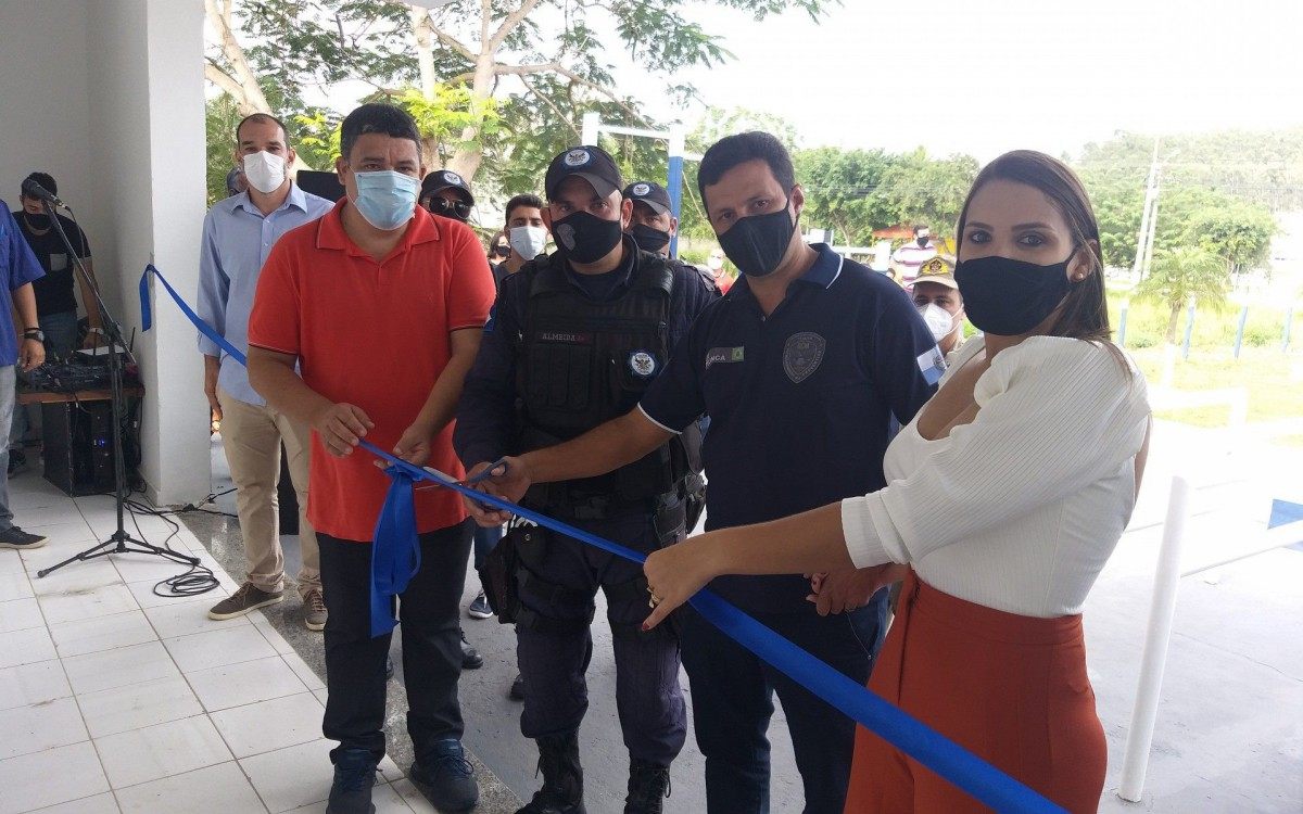 Presidente da C&acirc;mara Municipal, vereador  ; comandante da GCM, Vagner de Almeida; prefeito L&eacute;o Pelanca e a primeira-dama, Adriana Pelanca cortando o la&ccedil;o para a inaugura&ccedil;&atilde;o.