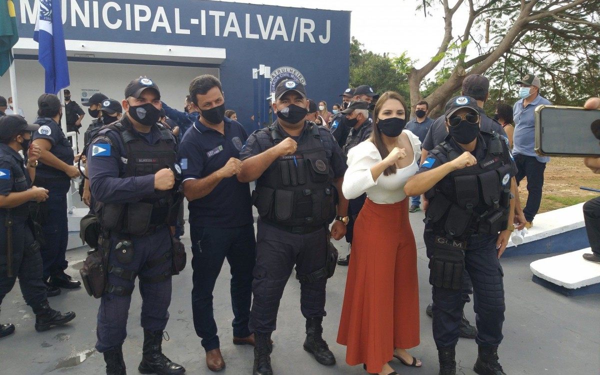L&eacute;o Pelanca e a primeira dama junto com o comandante da GCM de Italva e os supervisores, Israel Pimenta Cordeiro e Gilmara Robaina Carvalho.