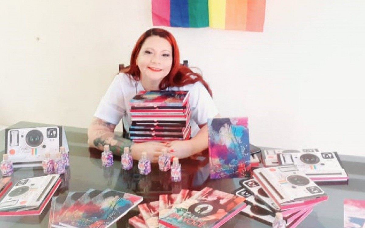 A autora de 'Para sempre em mim', 'Marca-me', 'Libertat' e 'Cores em você' - todos campeões de vendas no site Amazon - teve este último título censurado durante a Bienal de 2019 pela Prefeitura do Rio