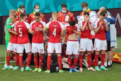 Drama na Euro! Dinamarquês cai em campo e precisa ser reanimado por médicos