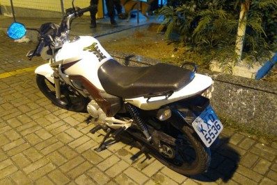 Dupla é presa com arma de fogo em Duque de Caxias