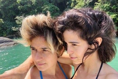 Esposa de Nanda Costa faz topless na web e atriz se derrete: 'Eu piro'