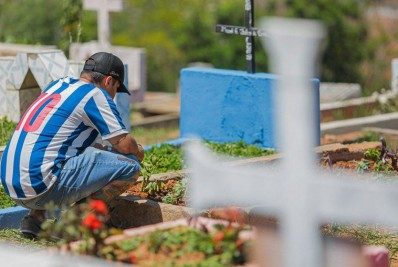 Por falta de coveiro, rapaz enterra mãe morta por Covid 