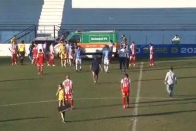 Jogador do Bangu sai de ambulância após bater a cabeça em jogo da Série D