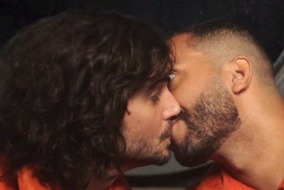 Vídeo! Fiuk beija Gil do Vigor em clipe de nova música