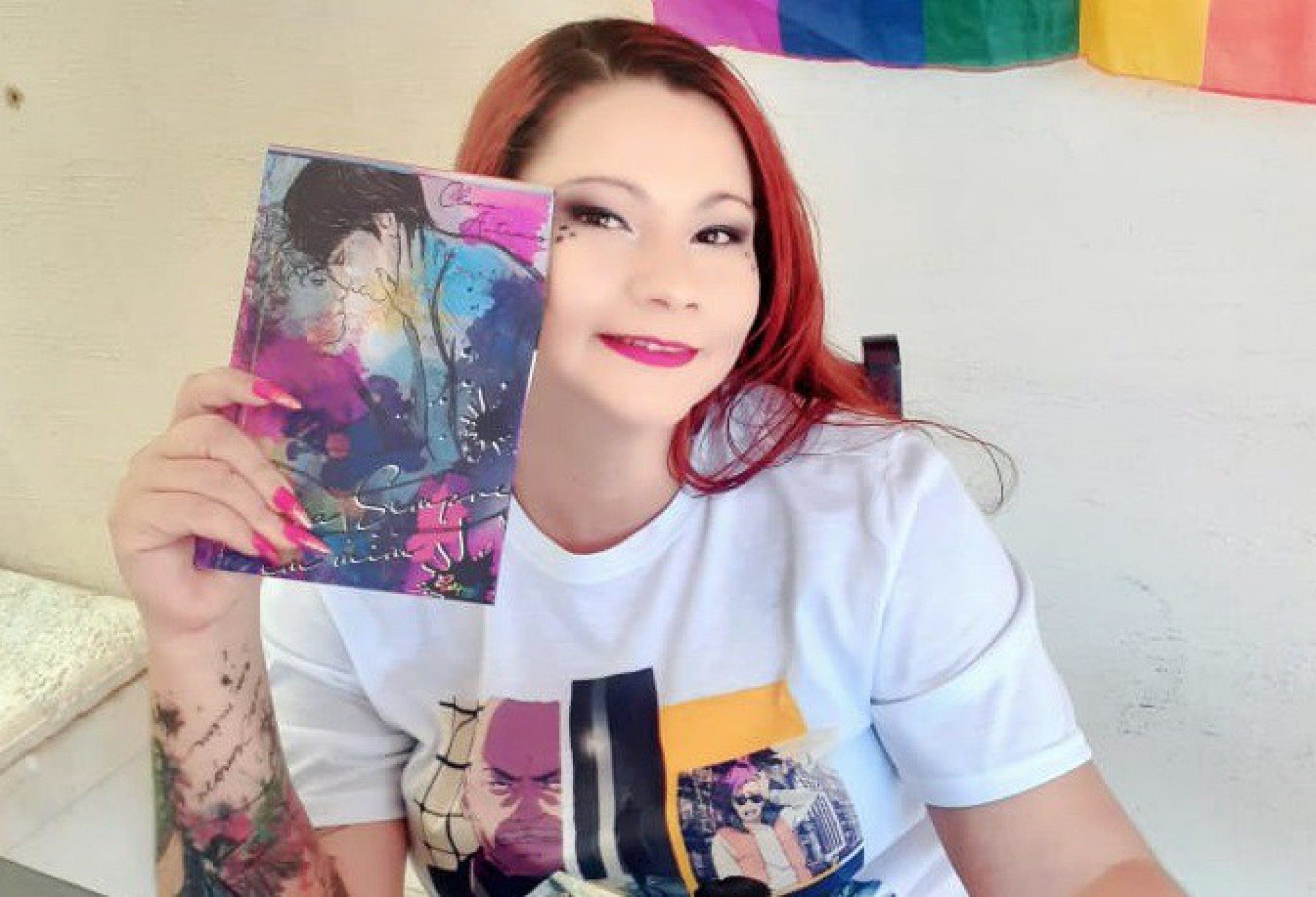 Escritora h&eacute;tero de romances LGBTQIA+ lan&ccedil;a seu quinto livro de sucesso