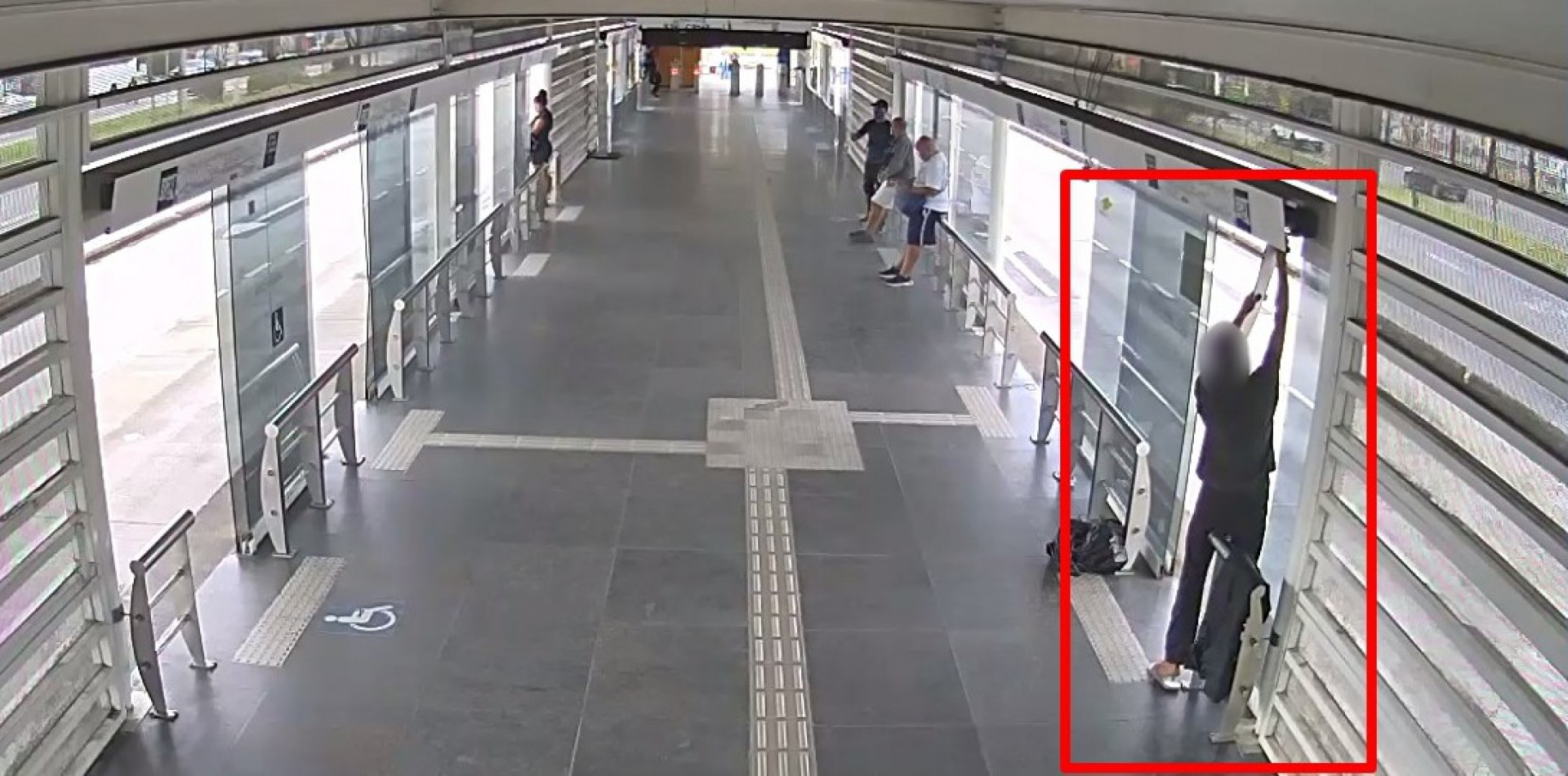Homem é preso após ser flagrado furtando peças de estação do BRT