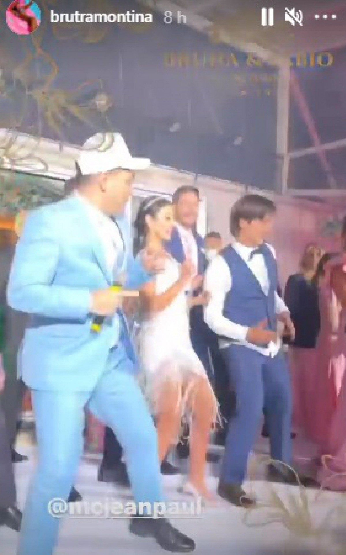 Mc Jean Paul no casamento de Bruna Tramontina