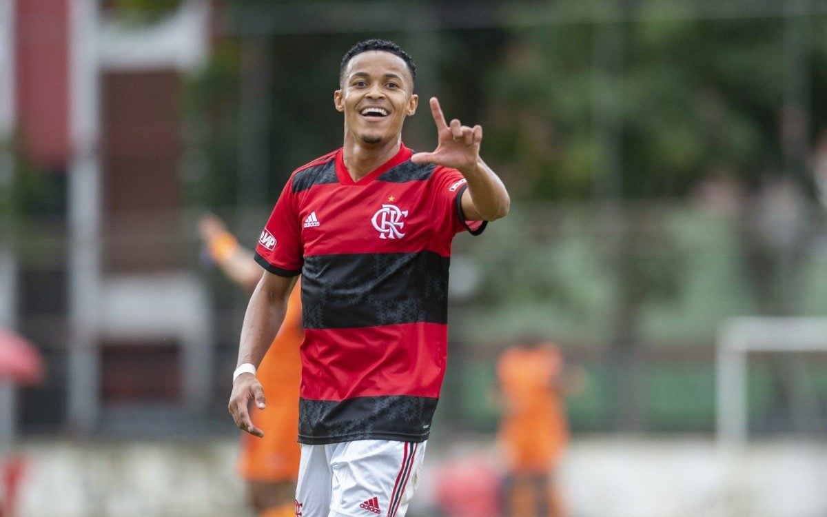 L&aacute;zaro comemorando gol pelo time sub-20 do Flamengo