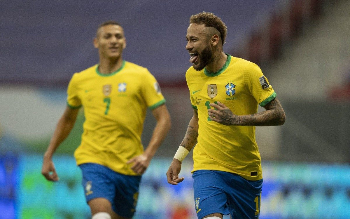 Neymar marca gol para o Brasil e comemora fazendo uma careta