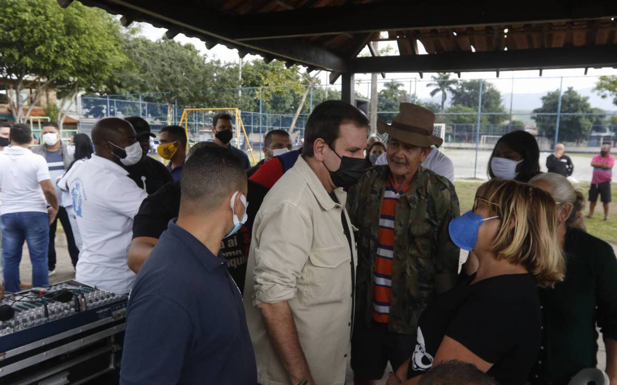 Geral - Agenda do prefeito Eduardo Paes, na Pra&ccedil;a Zozimo Calazans, em Sensdor Camara, zona oeste do Rio.