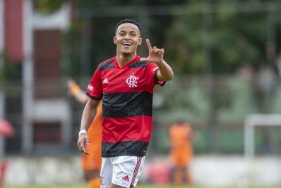 Ignorado por Rogério Ceni, Lázaro volta a ser relacionado para jogo do profissional do Flamengo