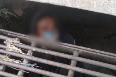 Morador de rua dorme em bueiro para contornar o frio