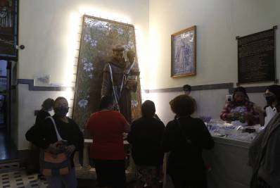 Fiéis lotam igreja de Santo Antônio dos Pobres, no Centro