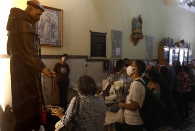 Fiéis lotam igreja de Santo Antônio dos Pobres, no Centro, no dia do santo