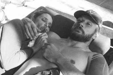 Rodrigo Hilbert posta foto inusitada de Fernanda Lima com chupeta na boca