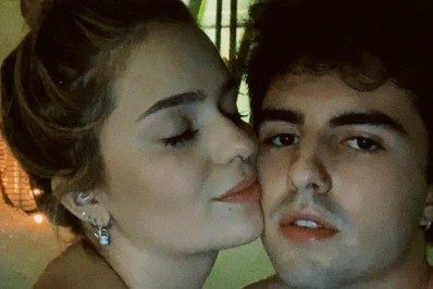 Em clima de romance, Viih Tube posa na banheira com namorado