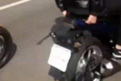 Vídeo: Bolsonaro pilota moto com placa coberta durante manifestação em SP
