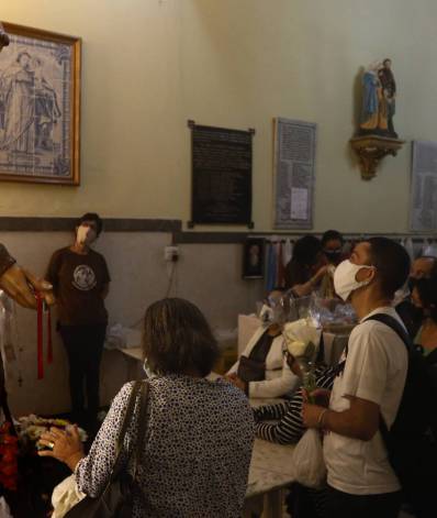 Geral - Dia de Santo Antonio - Devotos de Santo Antonio participam das comemoraçoes pelo dia do Santo, na Igreja da Rua dos Invalidos, no centro do Rio.
