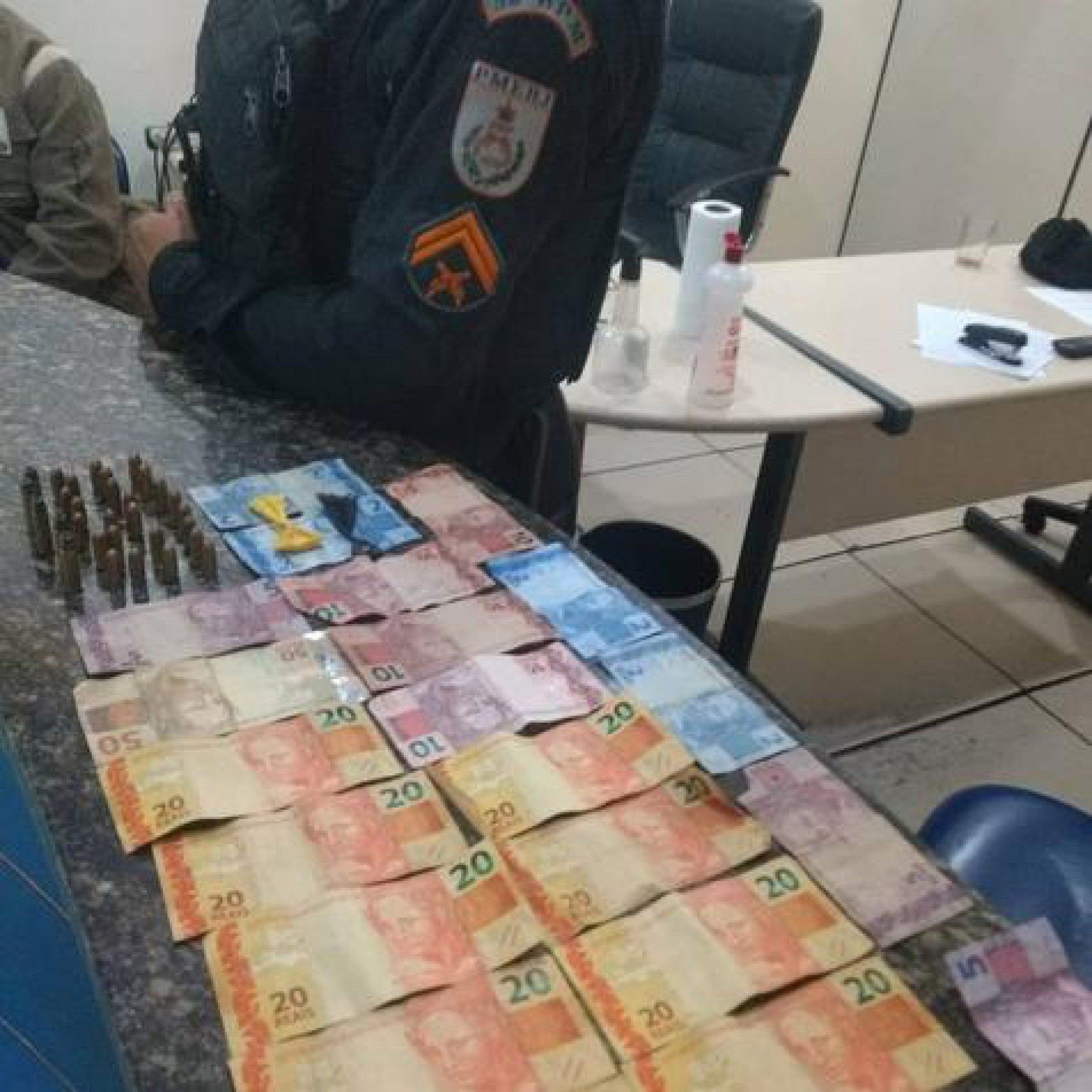 Traficante &eacute; preso com ma&ccedil;os de dinheiro em Quissam&atilde;