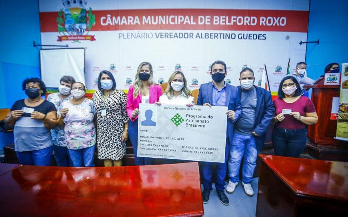 A solenidade da entrega da carteira Nacional de Artesão foi na Câmara Municipal e contou com a presença de profissionais e autoridades
