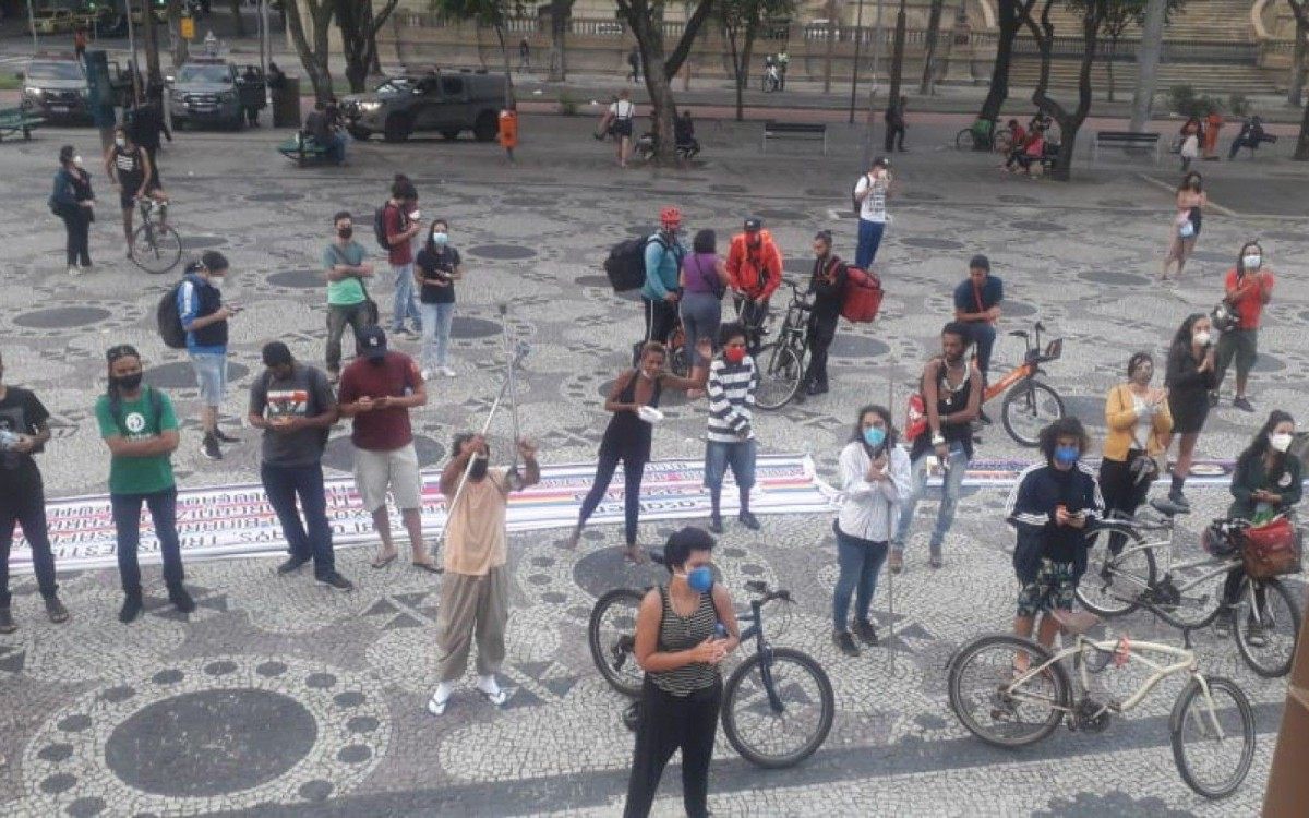 Entregadores de delivery fazem ato em apoio a PL que amplia direitos aos profissionais